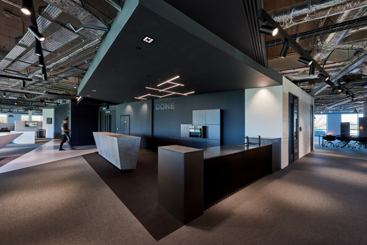 punk with blach hair and red and blue glasses